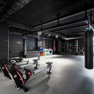 Uma academia com uma parede preta e um fundo preto que diz equipamentos de  ginástica.