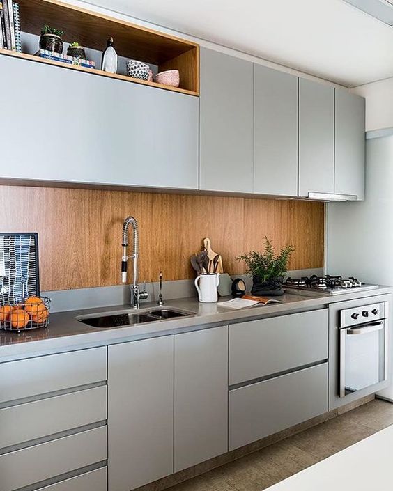 Armário de Cozinha com Bancada de quartzo cinza claro e piso de madeira |  Revista Viva Decora. 204708 - Viva Decora