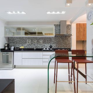 https://fotos.vivadecora.com.br/decoracao-cozinha-gourmet-cozinha-ampla-com-mesa-de-vidro-e-coifa-eletrica-marciaacaro-36907-square_cover_xsmall.jpg