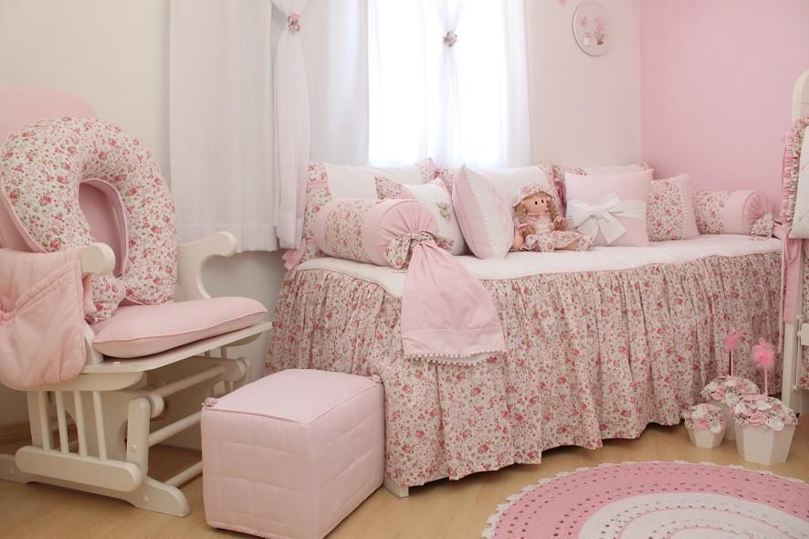 Quarto De Bebe Com Sofa Cama Com Almofadas E Tapete De Croche Rosa Fernando De Camargo Viva Decora