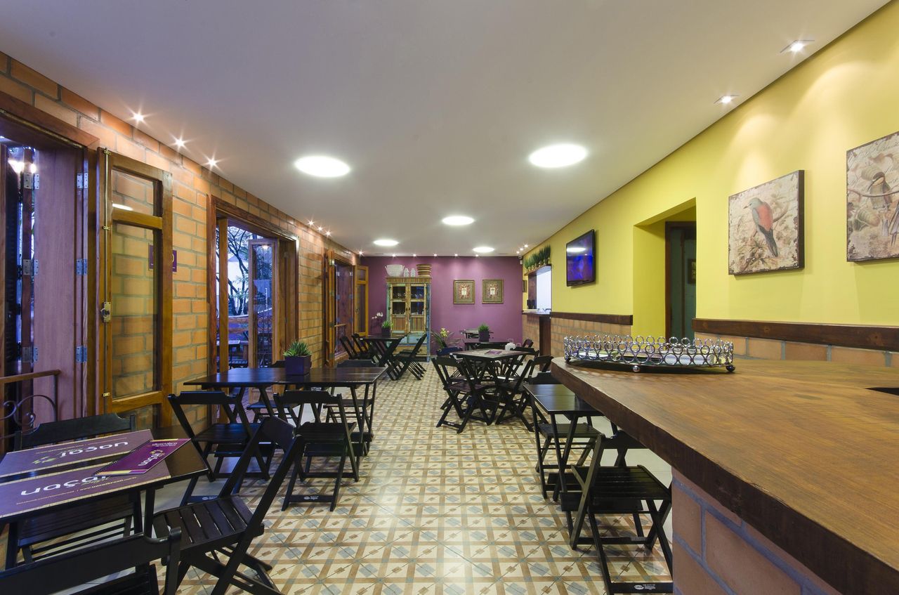 decoracao restaurante ambiente comercial com mesas e cadeiras de madeira aparecidacov 20819 proportional height cover medium