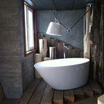 Sala de banho com Parede com ripas de madeira e banheira escura