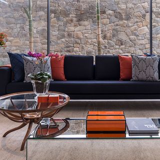 Decoração Sala de Estar Almofadas com tecido colorido e mesa de vidro brunocarvalh 207980
