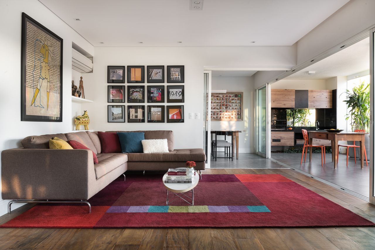 Os apartamentos mais coloridos precisam de tapetes que combinem perfeitamente com o sofá e as cortinas